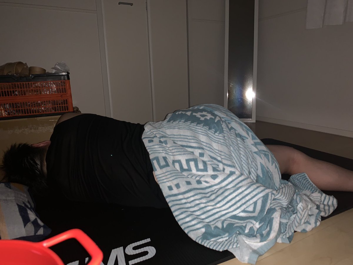 chibonnu15's tweet photo. 夜中に目が覚めたら、
隣でマットレス敷いて寝ているJ...
訳を聞くと、私が大の字で
ベッドを占領していたんだと...笑
とても申し訳なかったが、
こんなエアコンもかかってない部屋に
わざわざ隣に来て寝る旦那氏が
可愛すぎてリームー。👩‍🦲 https://t.co/2CEqcFDybl