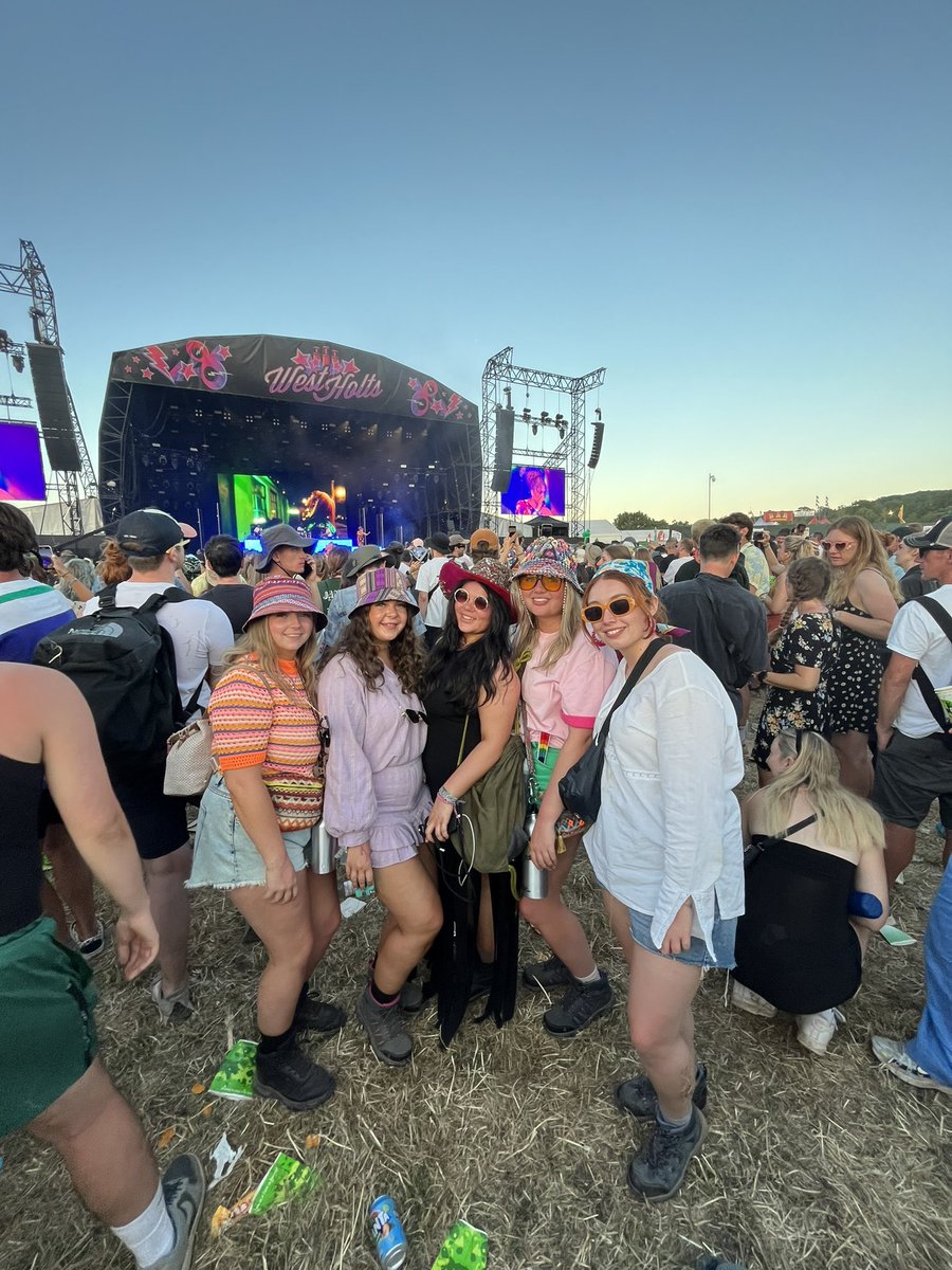 hanlynnx's tweet photo. Glastonbury, time of our lives ✨🥳🧚🏼‍♀️🎪🌸🌈❤️ https://t.co/k3LllJSE3D