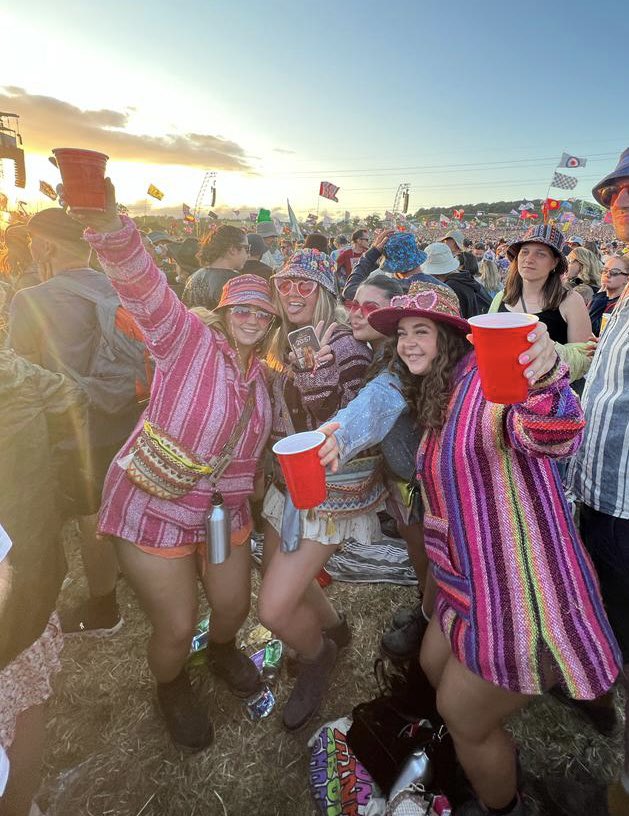 hanlynnx's tweet photo. Glastonbury, time of our lives ✨🥳🧚🏼‍♀️🎪🌸🌈❤️ https://t.co/k3LllJSE3D