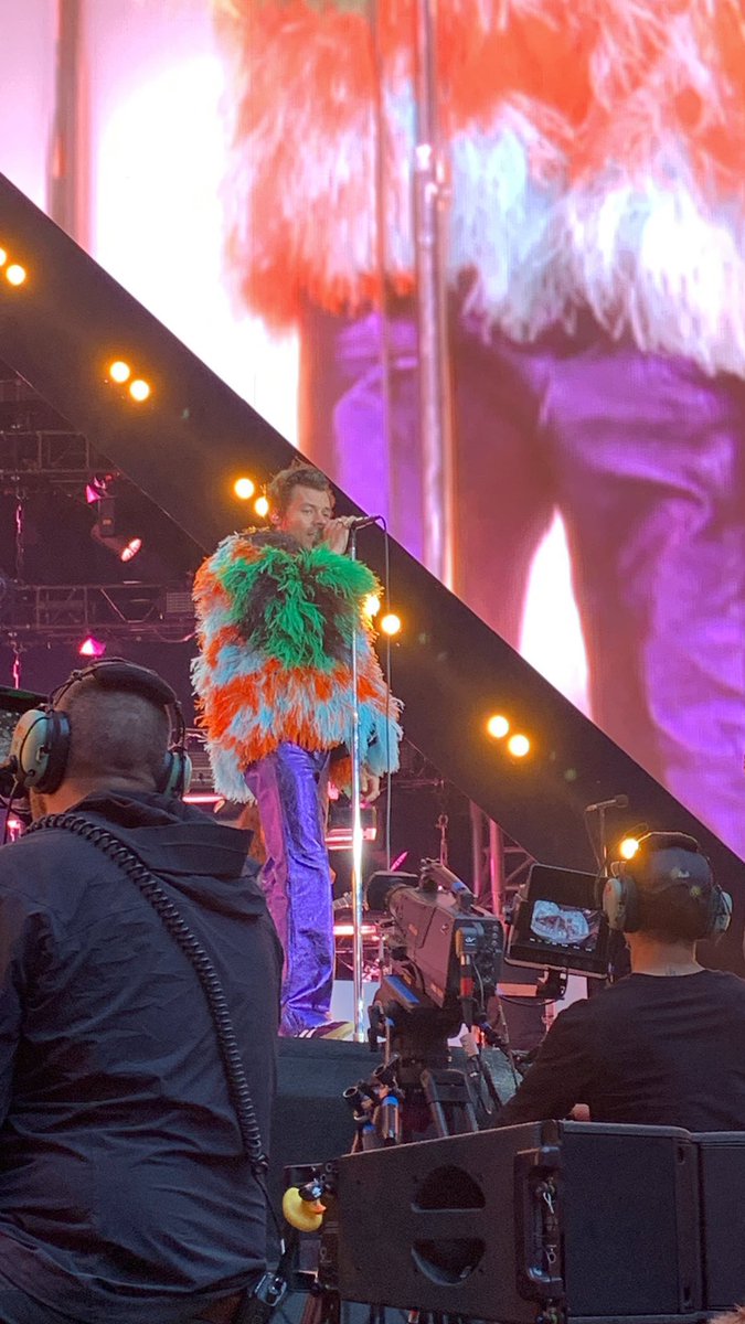 TheHarryNews's tweet photo. First look at Harry’s outfit tonight! 
#LoveOnTourDüsseldorf #Night2 
(Via alles_anni)

Make sure to check out @thehslotnews for more updates! 🪩 https://t.co/C5JxAevAWL