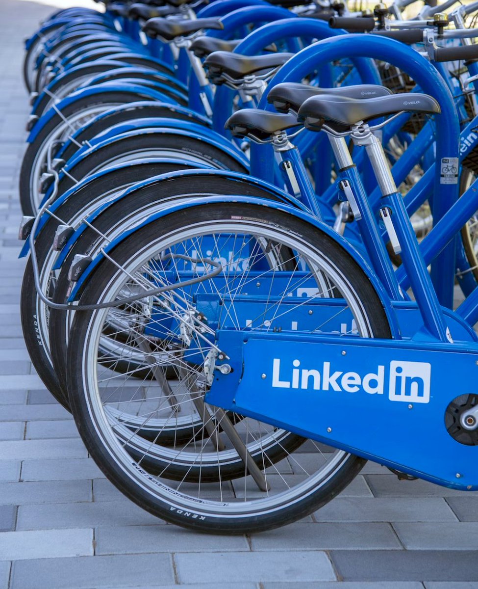 שימו 🚨 לב: לינקדאין מעדכנת ומשנה את האלגוריתם שלה. הנה 4 הדברים החשובים ביותר שאתם צריכים לדעת בשביל לקבל חשיפה כעת:
1. תוכן לא מקצועי לא יתוגמל עוד: לינקדאין מנסה לפתור בעיה. בזמן הקורונה זיהתה לינקדאין כניסה של תוכן רב בסגנון פייסבוק. הסיבה? משתמשים רבים ראו >>