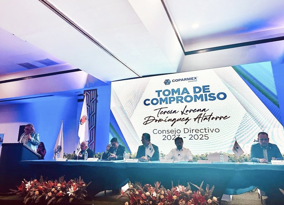 AlexSd1977's tweet photo. El mejor de los éxitos Presidenta Lorena Domiguez en su nueva encomienda al frente de @coparmexchs 

Felicidades a todo el Consejo y staff por el magnífico evento de Toma de Compromiso.

Un gusto conocer a los integrantes de su nodo ciudadano q trabaja por el bien de #Chiapas https://t.co/XkuGaWmR6g