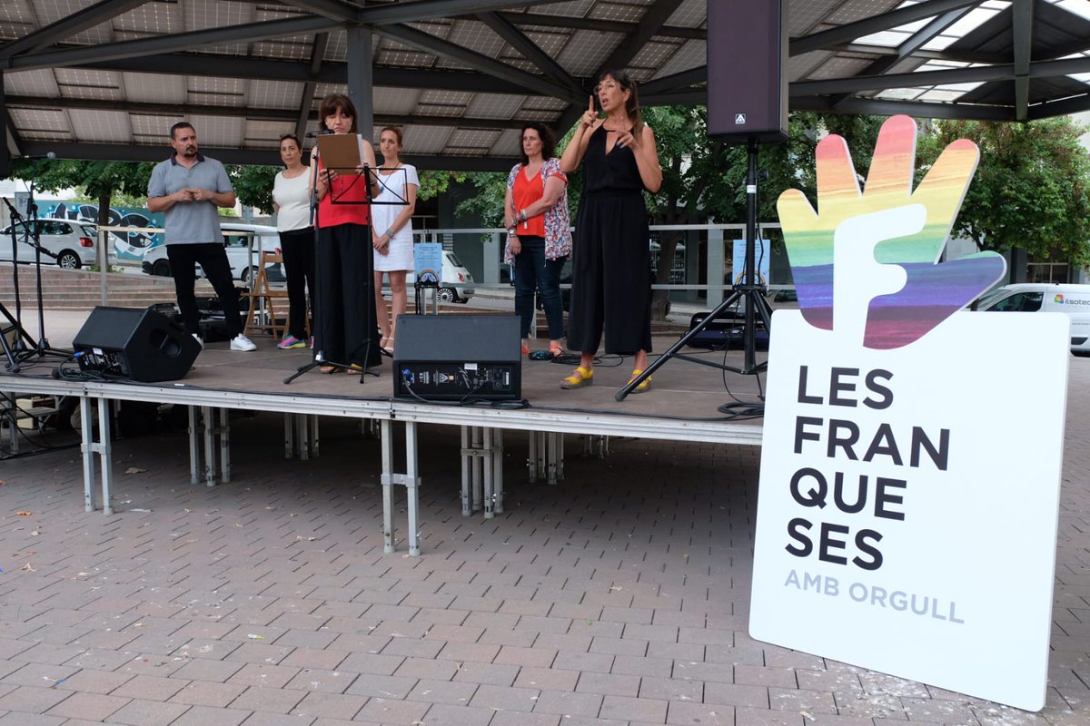 lesfranqueses's tweet photo. La plaça de l'Espolsada de #lesFranqueses s'omple de reivindicació per commemorar el Dia Internacional de l'Orgull LGBTI. Representants institucionals han llegit un manifest per reclamar el respecte d'aquest col·lectiu en tots els àmbits. https://t.co/zTPSNjSlSk