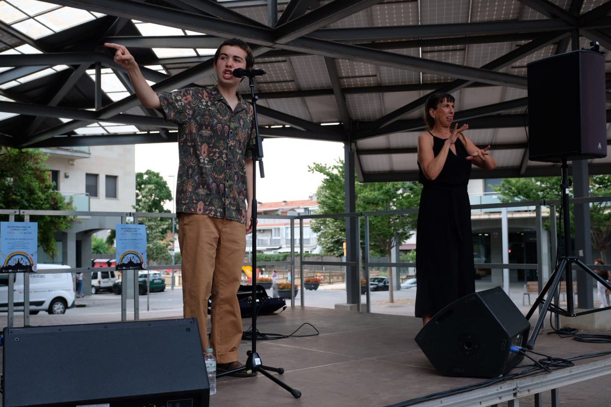 La plaça de l'Espolsada de #lesFranqueses s'omple de reivindicació per commemorar el Dia Internacional de l'Orgull LGBTI. Representants institucionals han llegit un manifest per reclamar el respecte d'aquest col·lectiu en tots els àmbits.