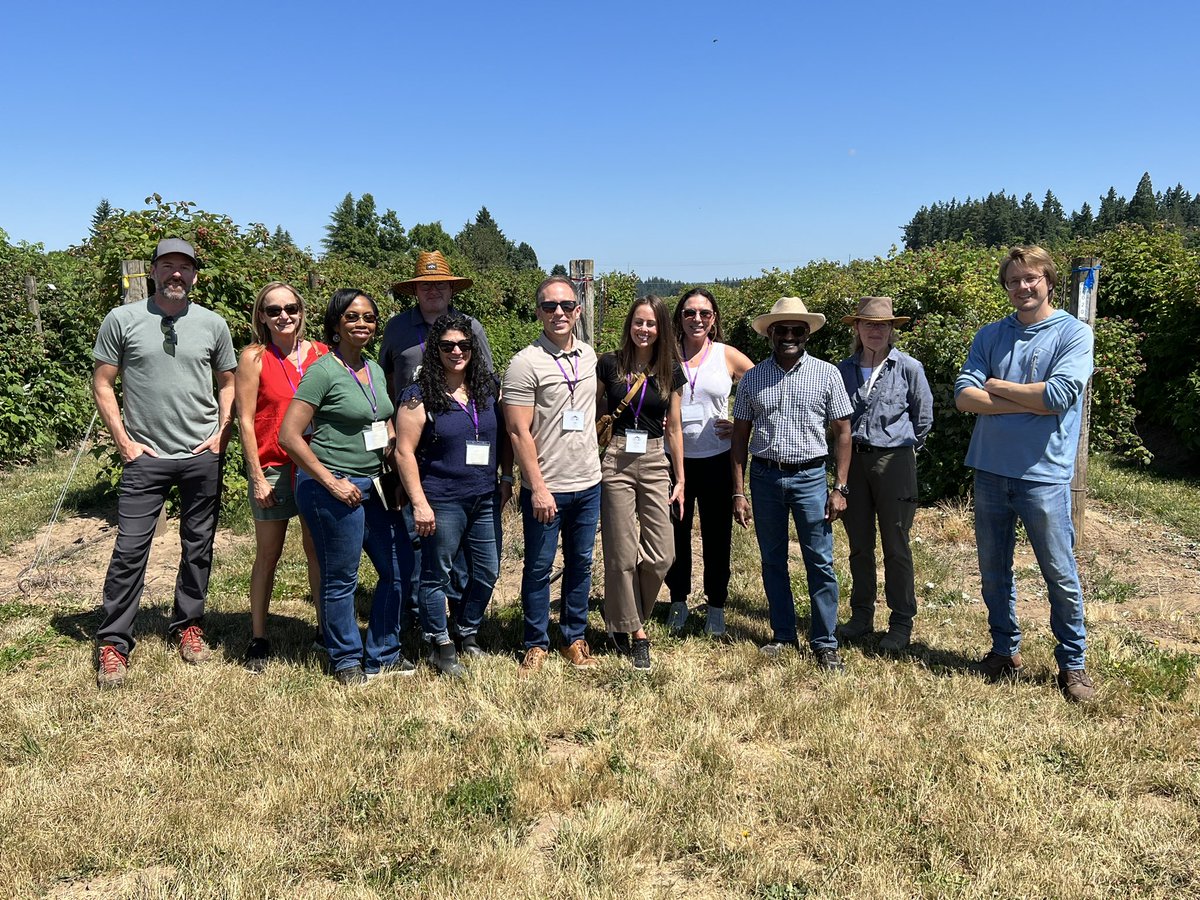calstrawberries's tweet photo. Scott Lukas, Michael Hardigan, and Mary Peterson spoke to a group of food bloggers and influencers from OR, WA, UT, and FL states about black and raspberry research at #NWREC today. Thanks to @oregonberries for organizing this tour! https://t.co/MDGtt0MGdx