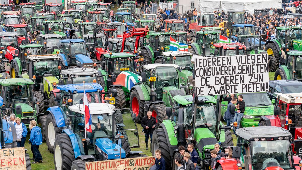 Dit wordt wat. De boeren gaan donderdag met DUIZENDEN naar Den Haag &amp; hebben aangegeven pas weg te gaan als Rutte OPSTAPT! 

Doe een ❤️ &amp; RT als je de boeren hier 100% in steunt!