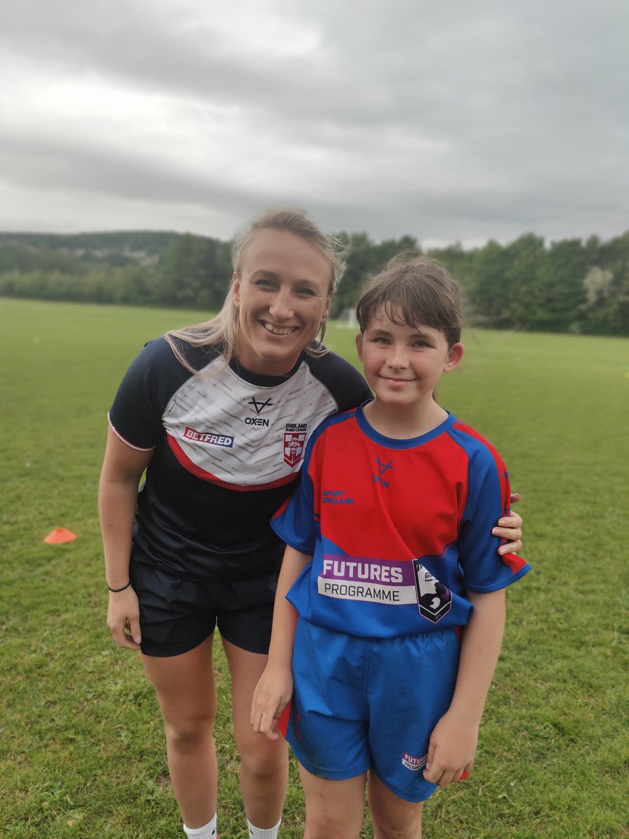 Ellie's trained with @England_RL Women's captain @Jodie_cunny tonight alongside the fantastic @Eagles_Found coaches for @SheffieldEagles girls. 

Great session 🤙🏻🤙🏻

#ThisGirlCan #HerGameToo #Rugbees #OneClub