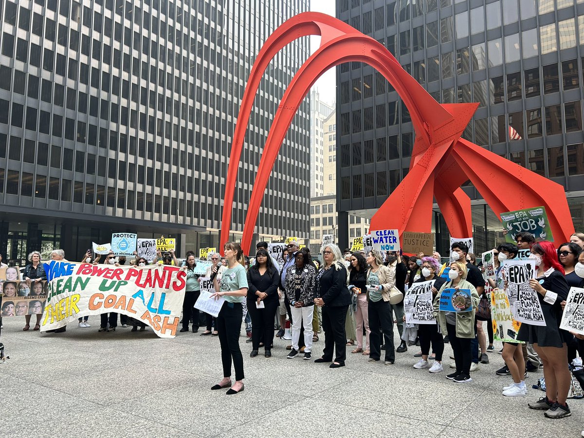 SierraClubIL's tweet photo. We joined @Earthjustice, @ChicagoJwJ, @lvejo, @TransitionNWI, @CleanPowerLC, @CJAOurPower, @CleanWisconsin &amp; more at a presser to call on @EPA to adopt a #StrongCoalAshRule! 

WATCH to hear from local communities living w/ the threat of #coalash:
https://t.co/H1yTanL5Zl https://t.co/0rSyj4QN8y