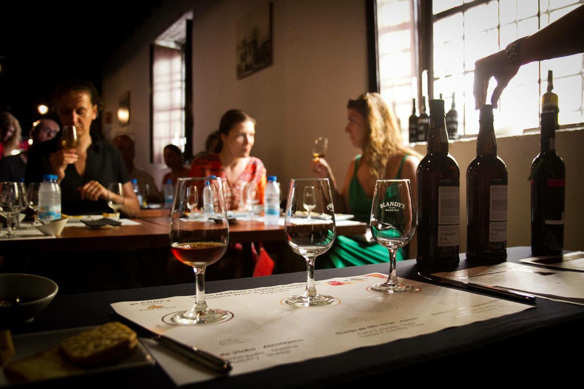 Visita a Blandy's Wine Lodge en el centro de Funchal

El corazón del negocio del vino de la familia Blandy, donde se envejecen los mejores vinos de Madeira según el método cantero.

PORTUGAL 2023 
17 - 26 OCTUBRE

👉🏼 094 416324
👉🏼 VIAJES@CATADORES.NET