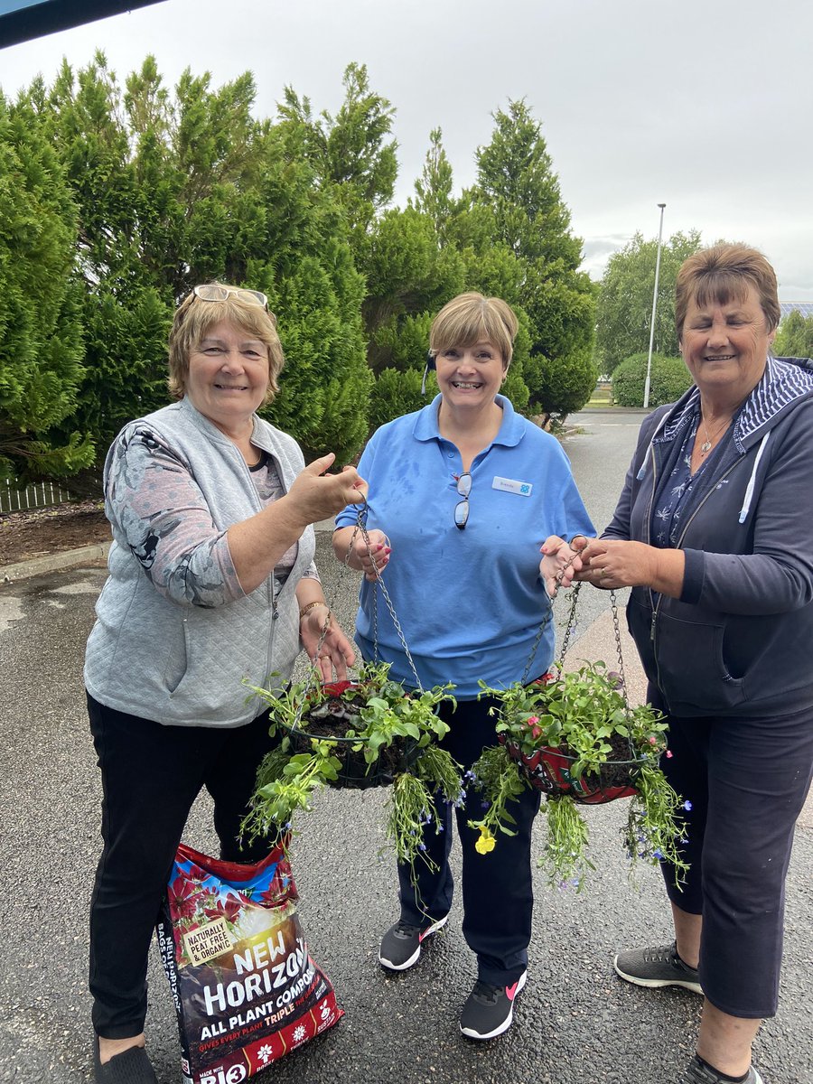 coop_kathy's tweet photo. Fabulous day with Laurencekirk Hanging Baskets Group doing a demo on .”how to” build your own. Great fun connecting with the community. @CindyMo34072747  @Tom_MPM  @patterson_ivor  @Mike_Th88 https://t.co/dGmzXOnKAt
