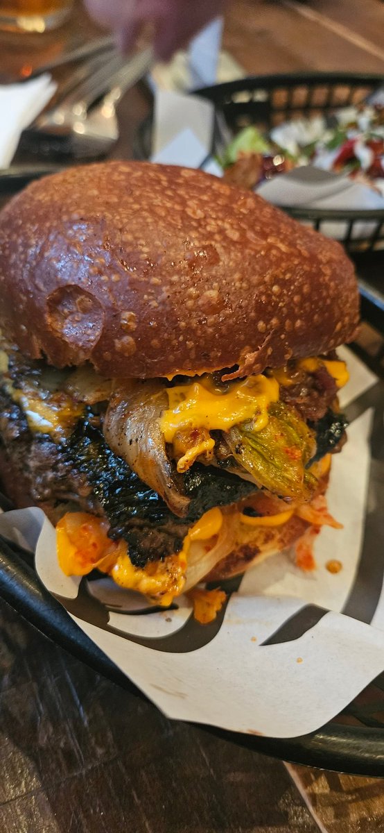 kltsang's tweet photo. Another top notch burger. On point tonight. A visit to @TheMeatShack is a must for burgers. 👍 https://t.co/LMnBp4ecxO