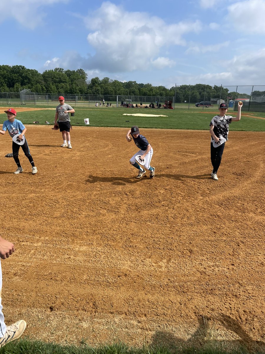RVBaseball_'s tweet photo. ⚾️RV Baseball Camp⚾️
Day 3️⃣
Today doesn’t happen w/out our grounds crew’s support! 

Defense day: rundowns, relays, popups, quick 👋, and individual fundamentals

Congrats to our 3 Defenders of the Day!⚾️🔱👹
1. Evan Vallee
2. Brooklyn Vigliotti
3. Chase Horton

#FutureRedDevils https://t.co/tJl3cGPcxP
