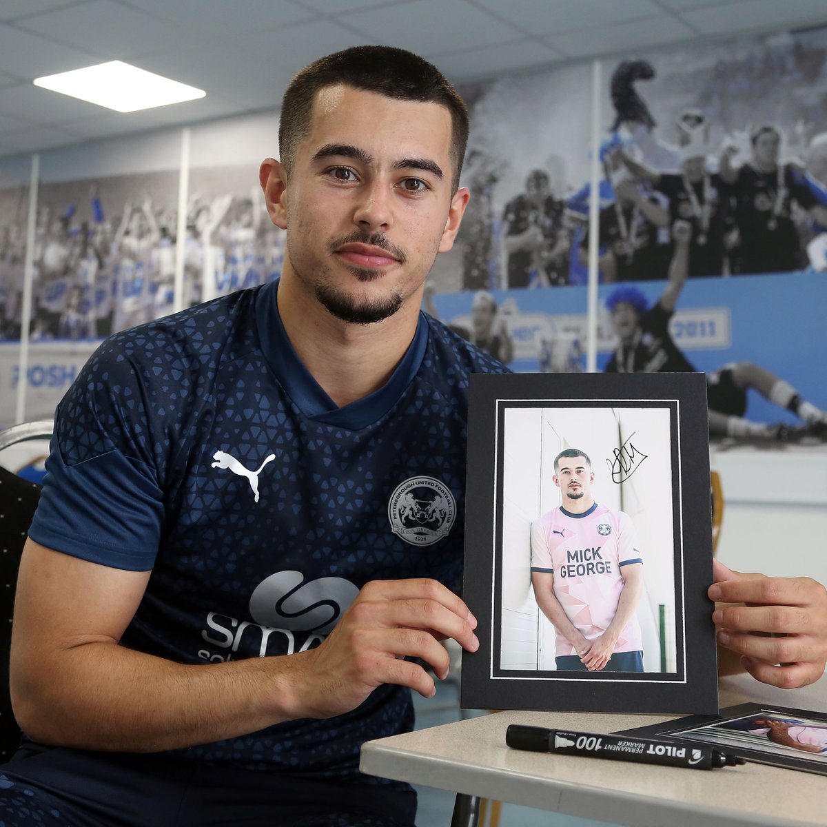 📷✍️ We've got a signed Ryan De Havilland print to giveaway to one of our followers. Simply ❤️ and 🔄 this tweet and we'll pick a winner at random. #pufc