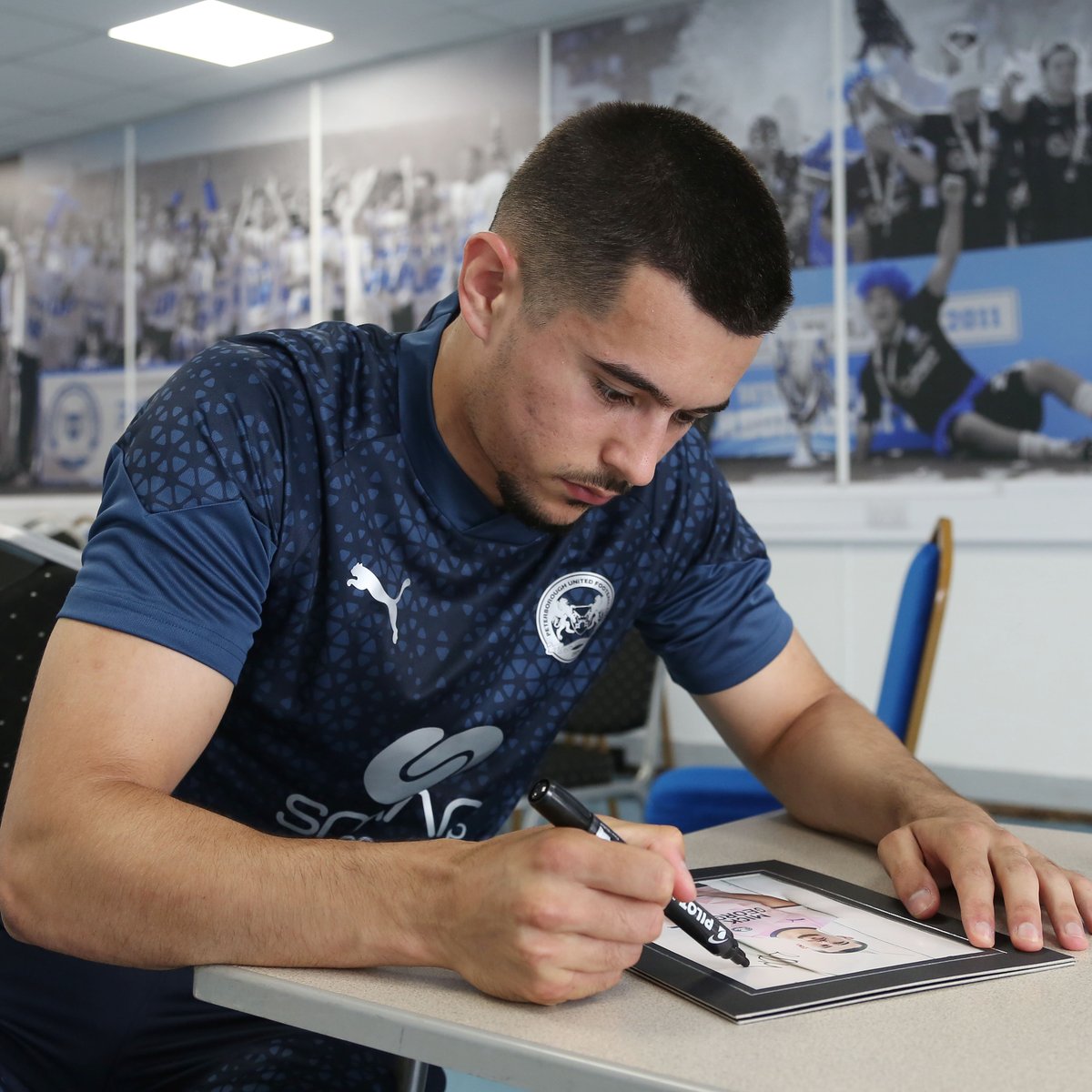 theposh's tweet image. 📷✍️ We've got a signed Ryan De Havilland print to giveaway to one of our followers.

Simply ❤️ and 🔄 this tweet and we'll pick a winner at random.

#pufc