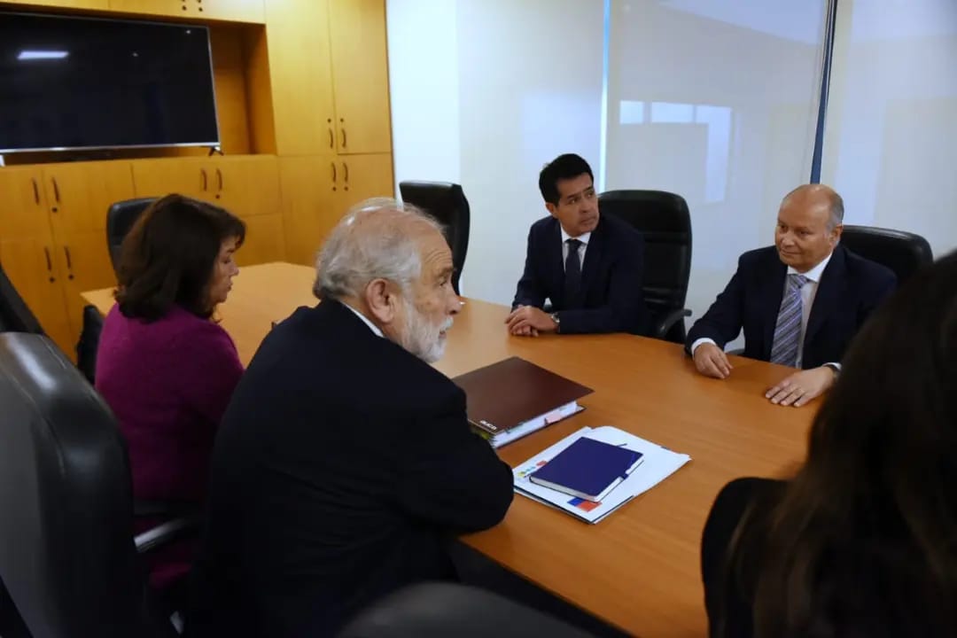 carlosmontestwt's tweet photo. Hoy entregué a la Fiscalía de Antofagasta los antecedentes que levantó un equipo investigador del @Minvu ante irregularidades en un convenio para atender campamentos en la región, que ha conocido la opinion pública. No aceptaremos este tipo de hechos en nuestro gobierno. https://t.co/286LVtrhR6