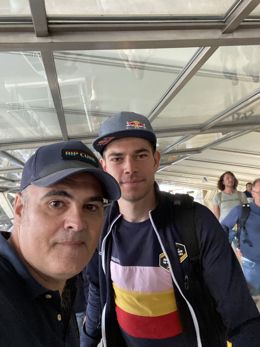 Ozymate20's tweet photo. Se puede llamar suerte venir a recoger a tu mujer al aeropuerto y que salgan del mismo vuelo Van der Poel y Van Aert? @lasgafasdesolda @eduardochozas @alixeurosport no pillo lotería ya este año https://t.co/b06k0Rhppa