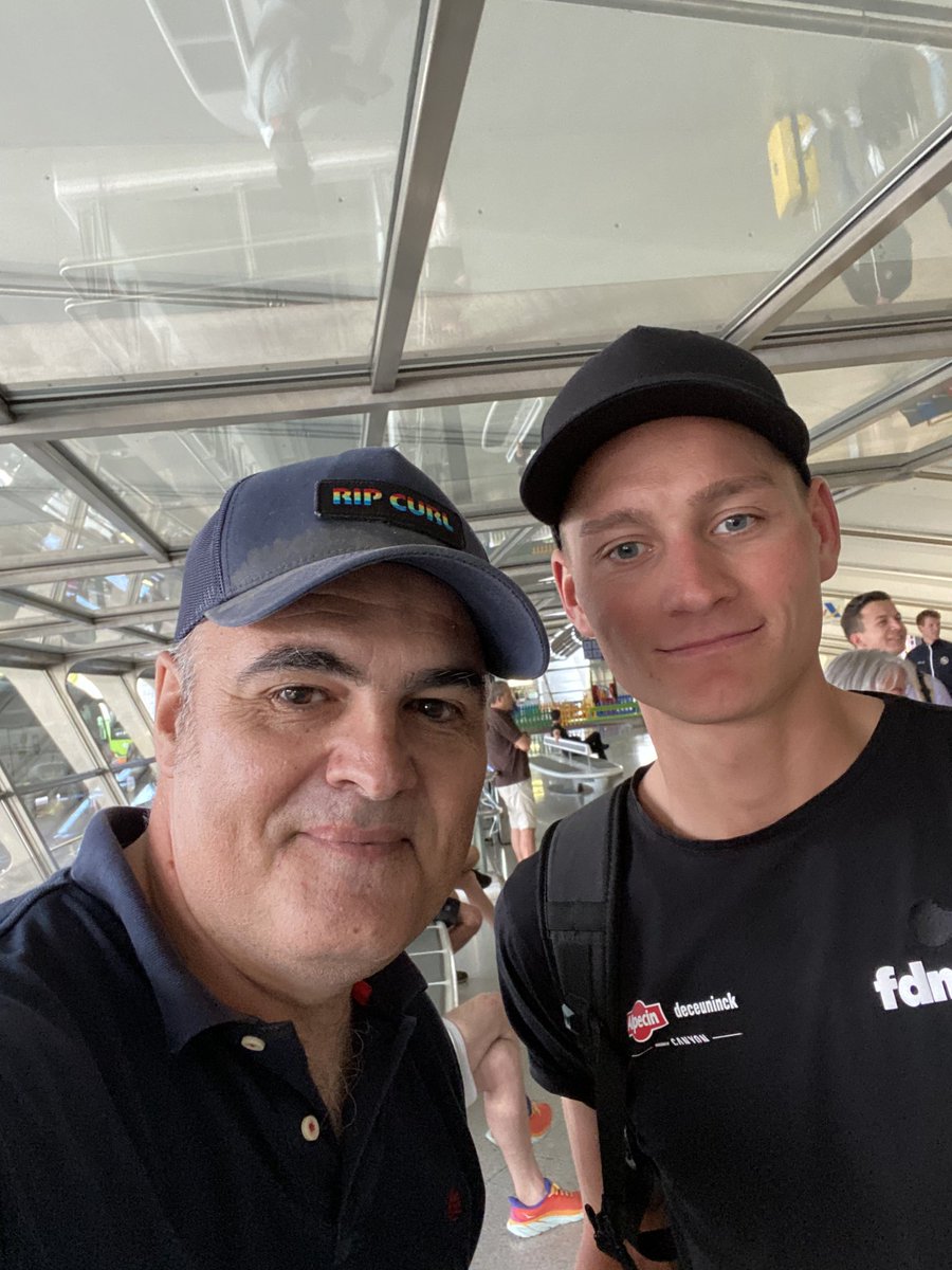 Ozymate20's tweet photo. Se puede llamar suerte venir a recoger a tu mujer al aeropuerto y que salgan del mismo vuelo Van der Poel y Van Aert? @lasgafasdesolda @eduardochozas @alixeurosport no pillo lotería ya este año https://t.co/b06k0Rhppa
