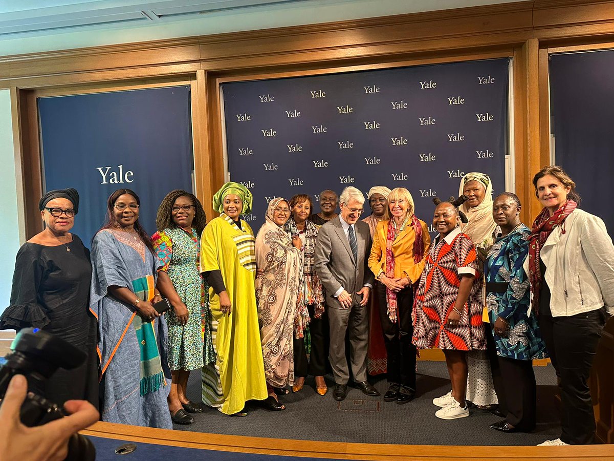 FatouSowSarr1's tweet photo. Cérémonie de remise de diplôme et rencontre avec le Président de Yale University. Nous avons partagé cette belle expérience avec les 2 anciennes vice presidentes de la CEDEAO et de la Gambie. Mmes #Finda Emma Muriel Koroma et #Fatoumata Jallow. https://t.co/1t0QvxMAZP