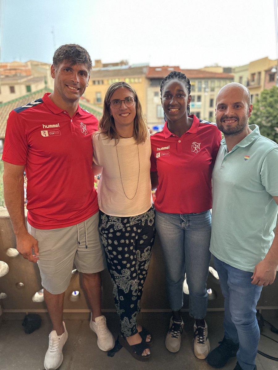 ajuntamentVDV's tweet photo. Inauguració de la #GranollersCup representant #VilanovaDelVallès per l’alcaldessa @roser_colome i el Regidor d’Esport i lleure @joanvidh com a municipi col.laborador

Aquests dies acollirem al nostre municipi les integrants de l’equip de Polònia 🇵🇱 https://t.co/VcKCwkdJBg