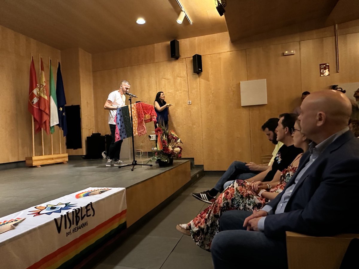 pacorodriguezdh's tweet photo. El #DiadelOrgullo es una fecha de:

Celebración por el camino recorrido en la igualdad de derechos.

Reivindicación de la necesidad de avanzar en una sociedad más justa y respetuosa.

Visibilización de la diversidad.

Gracias @visibles2h por vuestra valiosa labor ¡Feliz Orgullo! https://t.co/pILrVh6US3