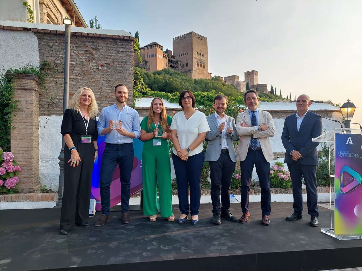 aemprende's tweet image. ⌛️ ¡Se acabó la espera!

 El jurado compuesto por: 
〰️@a_alcantaral #OnGranada
〰️Elisa Campoy @aytogr
〰️José María Zafra #Microbank @caixabank 

ha deliberado... y las #startups ganadoras #Premiosemprendemos2023 🎖️ #Top50 son:

✔️@Cobiomic_SL 
✔️#MetaMedicsVR
✔️@EasyChatbot_Net