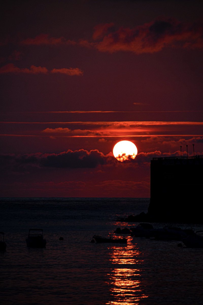 Norte.

ISO 100
f 5.6
t 1/4000s

#photography #art #sunset #photo #picture #boat #sea #santander #sansebastian #bilbao #orange #red