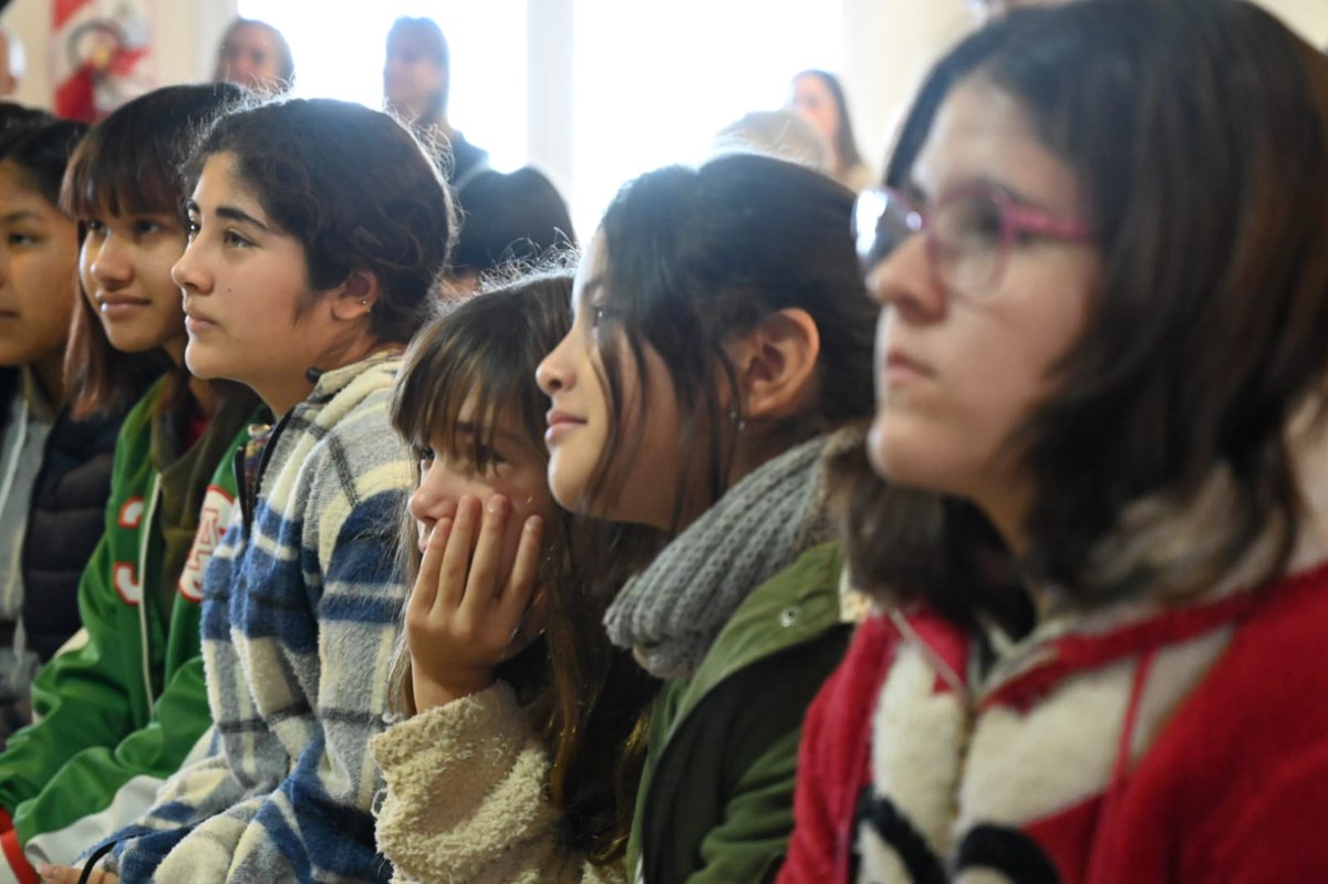 BAeducacion's tweet photo. En la localidad de #CuchaCucha, el director general @AlbertoSileoni, la subsecretaria @ClaudiaBracchi1, el director de Coordinación y Seguimiento de la Gestión Territorial Marcelo Hernández y la directora de Inspección General Marisa Vazquez participaron del acto. https://t.co/DDve12xUGV
