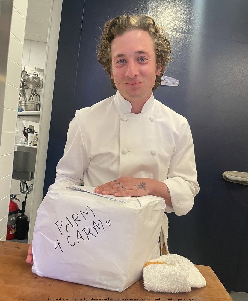 GV66274571's tweet photo. Jeremy Allen White must've used the TEMU app to find those bear-sized discounts on set of ‘THE BEAR’ Season 2! Don't miss out on up to $20 in cash rewards, click here now! 🐻💰 https://t.co/COOUy1JDVa https://t.co/bjedby2IdV