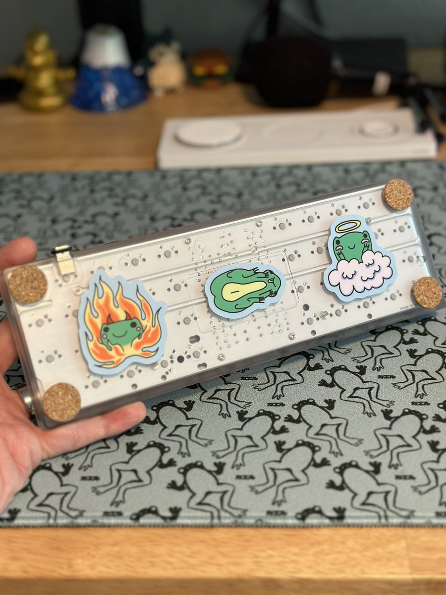 deanbot88's tweet photo. It’s Wed (my dudes) so I can post my new build. This is the LEVOSOZ (squashkb) with Momoka Frog switches. Minivan case from Coffee Break Keyboards. Stickers by @spletcha! https://t.co/e0qo0ZN3L1