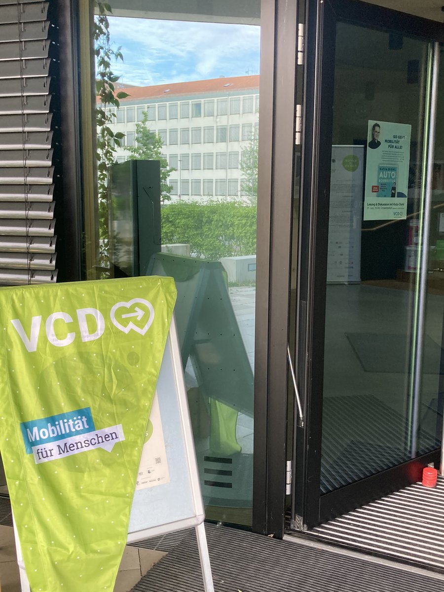 VcdBayern's tweet photo. So wie heute in #Hammelburg organisierte gestern der VCD in #Würzburg eine Lesung mit einigen Anekdoten & viel Diskussion mit & von @_Katja_Diehl_ #sheDrivesMobility zu #autokorrektur vor vollem Saal! Einführung durch die Vorsitzende des #VCD Kreisverbandes Lore Körber-Becker https://t.co/BZCNL8Li4W