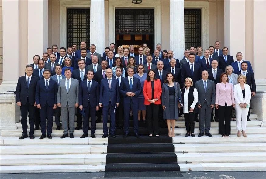 Επειδη οι επικοινωνιολογοι της πειραιως τπτ δεν αφηνουν στην τυχη, δειτε που ειναι στη φωτο ο Αδωνις κ ο Βοριδης.