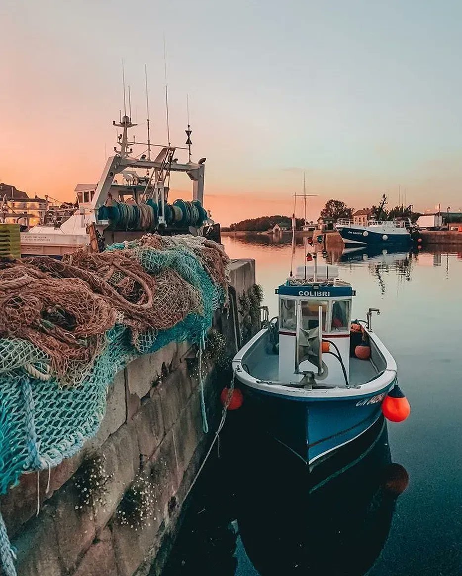 A charming fishing boat at Honfleur Port! 🎣⛵️

The colourful boats and quaint architecture make this a must-visit destination in Normandy.  Hope to explore this picturesque town soon!

📍France 🇫🇷 

📸 daagolya [IG]

#visitfrance #Normandy #FishingBoats #France