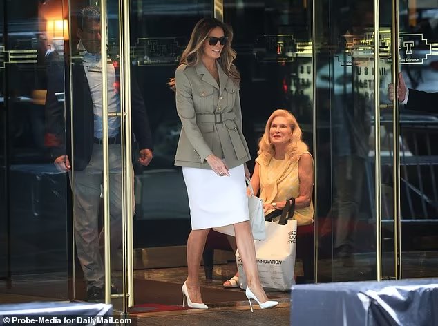First Lady Melania Trump was seen leaving Trump Tower yesterday evening.

FLOTUS looks chic and vibrant in a Celine utility jacket, white skirt, white Manolo Blahnik BB Pumps, and her white Hermès Kelly bag 🤍
#FashionoftheFirstLady