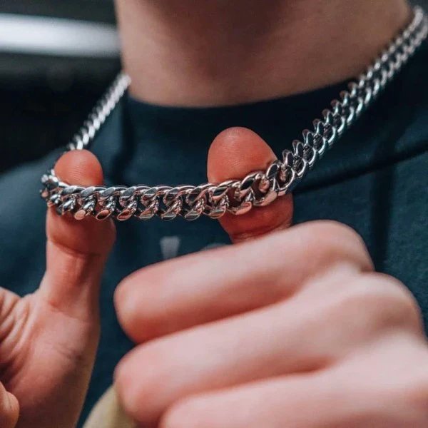 JoyasMolina's tweet photo. Fija tu estilo con nuestras cadenas de acero: el complemento perfecto para cualquier atuendo 🔒👔💯
#cadenashombre #complementohombre #modahombre #complementoshombre #cadenashombreacero #cadenasparacaballero https://t.co/kHw4a3ieOu