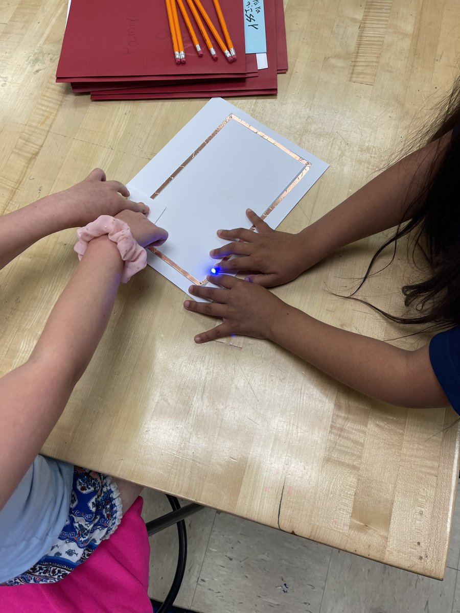 mpereirafcps's tweet photo. Young scholars working on their paper circuits … they persisted through the task and were successful. https://t.co/BQOspTz27g