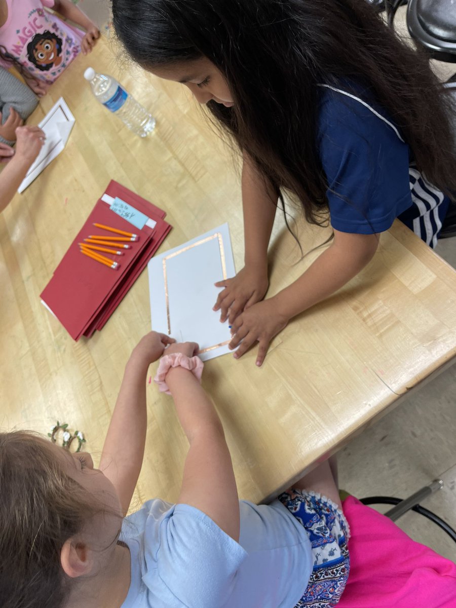 mpereirafcps's tweet photo. Young scholars working on their paper circuits … they persisted through the task and were successful. https://t.co/BQOspTz27g