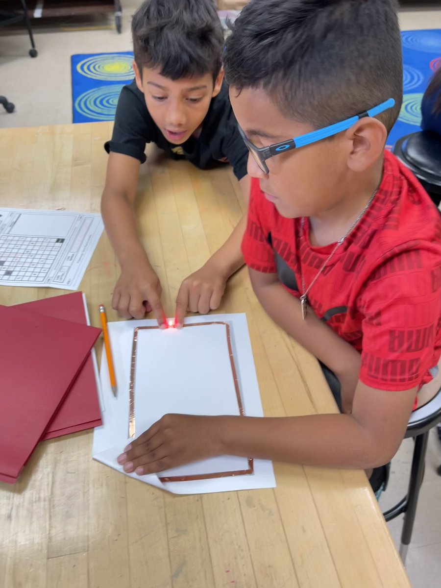 mpereirafcps's tweet photo. Young scholars working on their paper circuits … they persisted through the task and were successful. https://t.co/BQOspTz27g