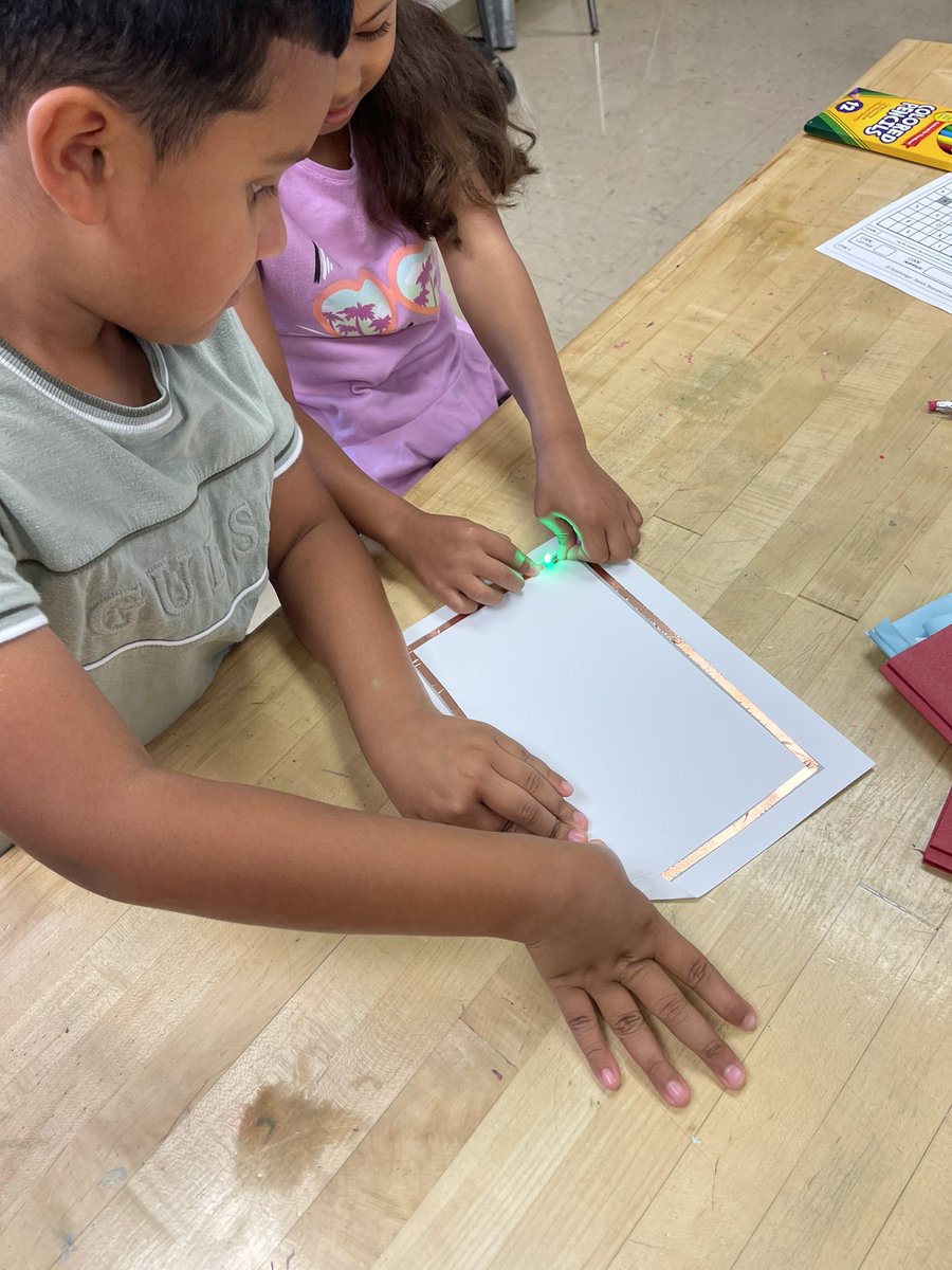 mpereirafcps's tweet photo. Young scholars working on their paper circuits … they persisted through the task and were successful. https://t.co/BQOspTz27g