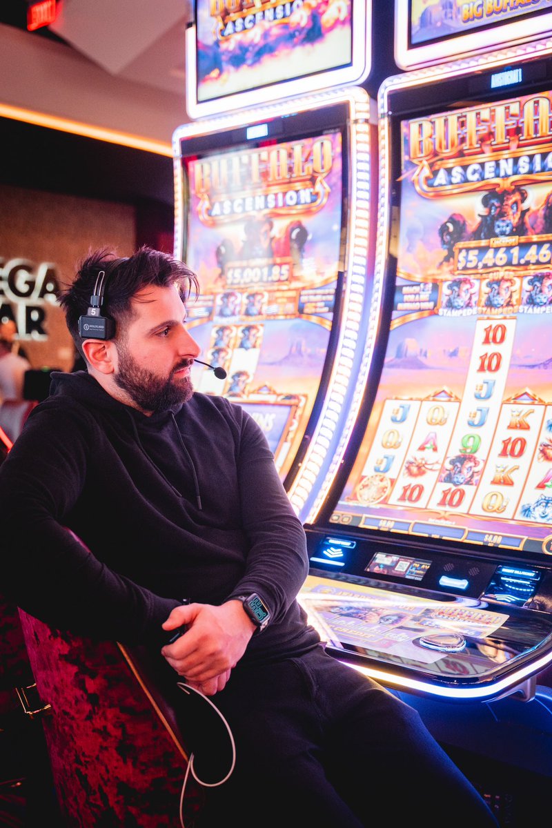 mitmikeaponte's tweet photo. When the camera pauses, the game continues. Work hard and play hard. 🎰🎬✨
#advantageplay #vegas #mit #cardcounter #blackjack #slots #roulette #cardcounting #lighting #camera https://t.co/ap12cPAsh1