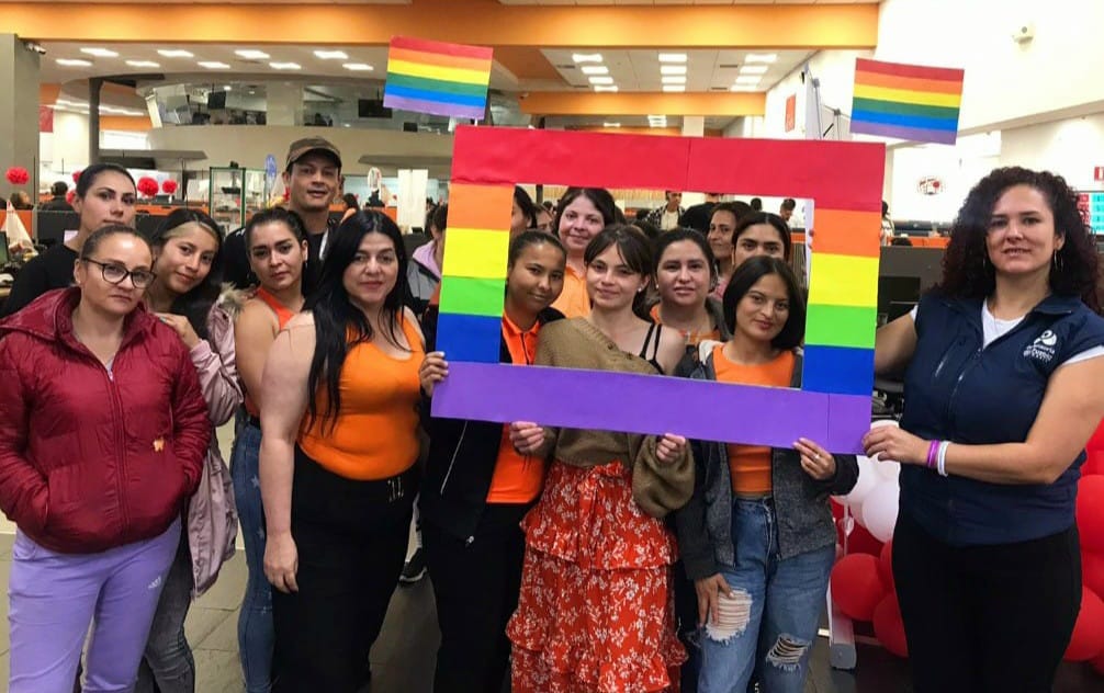DefensoriaCol's tweet photo. En las instalaciones de la empresa @CHECGrupoEPM de #Manizales conmemoramos el #DíaInternacionalDelOrgulloLGBT junto a 100 ciudadanos y nuestra Regional #Caldas prestó servicios de atención y orientación a la población #OSIGD. ¡Defendemos la diversidad y el respeto hacia todos!🏳️🌈 https://t.co/9ud6kIedeJ