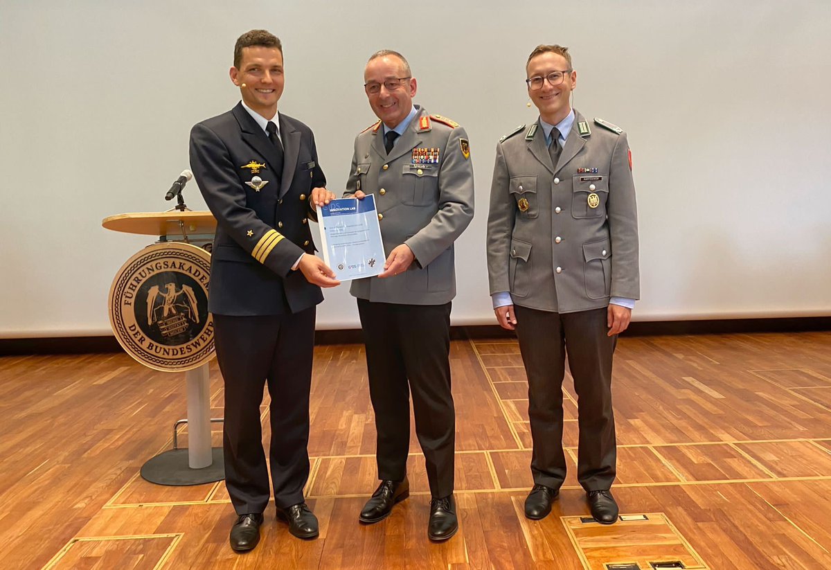 BundeswehrGI's tweet photo. Ergebnispräsentation Studienphase LGAN21 zu #Indopazifik: Eindrucksvoll hat Lehrgang bewiesen, Strategie in größeren Zusammenhängen zu denken. Mil Präsenz &amp; stets volle #Einsatzbereitschaft - das sind keine leeren Worte. Danke für wertvolle Ergebnisse, wir nehmen sie mit ins BMVg https://t.co/aquFOE43nP