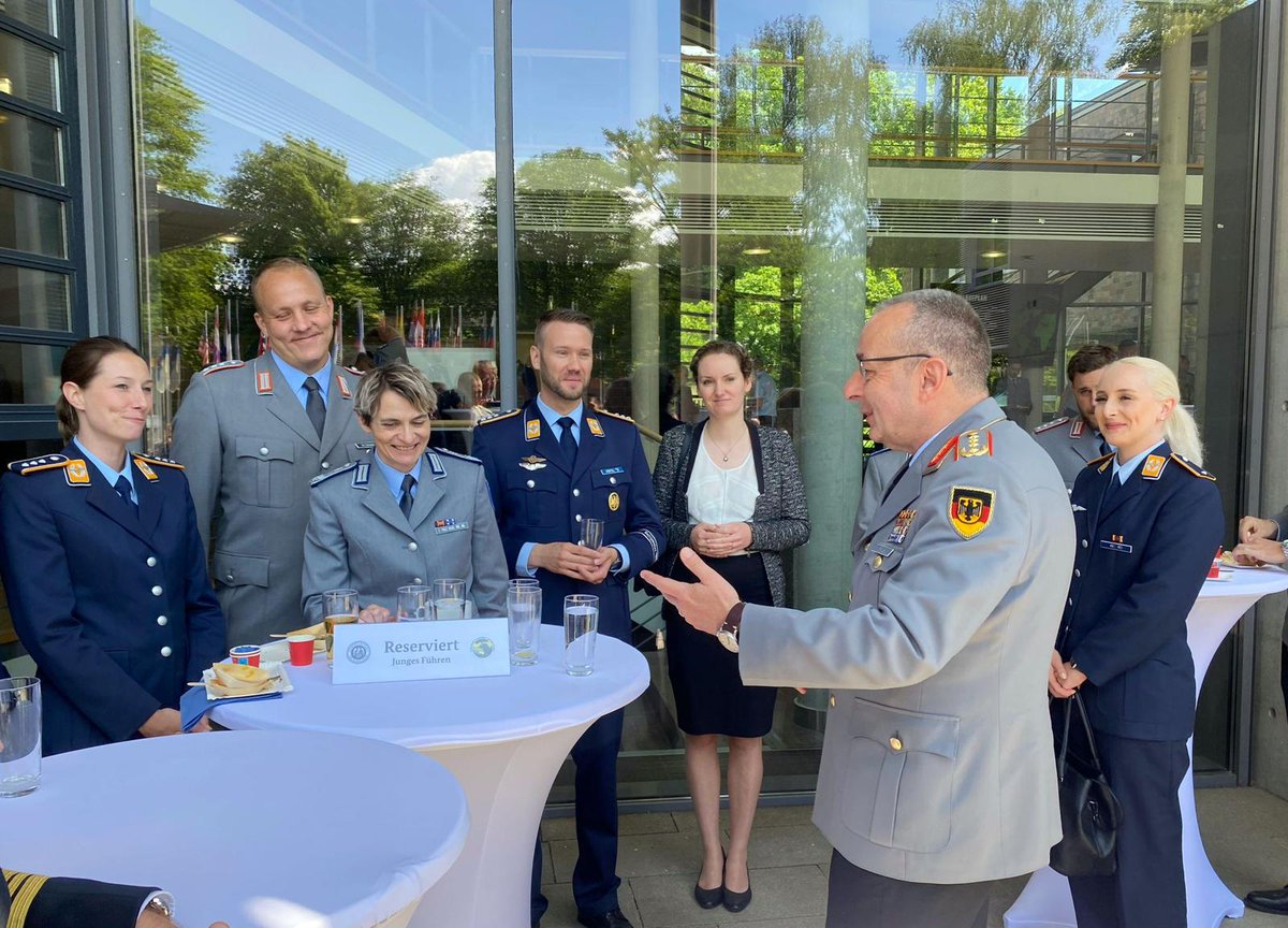 BundeswehrGI's tweet photo. Ergebnispräsentation Studienphase LGAN21 zu #Indopazifik: Eindrucksvoll hat Lehrgang bewiesen, Strategie in größeren Zusammenhängen zu denken. Mil Präsenz &amp; stets volle #Einsatzbereitschaft - das sind keine leeren Worte. Danke für wertvolle Ergebnisse, wir nehmen sie mit ins BMVg https://t.co/aquFOE43nP
