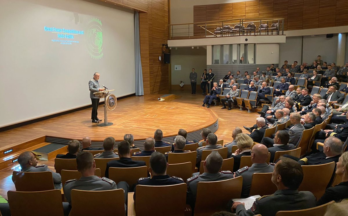 BundeswehrGI's tweet photo. Ergebnispräsentation Studienphase LGAN21 zu #Indopazifik: Eindrucksvoll hat Lehrgang bewiesen, Strategie in größeren Zusammenhängen zu denken. Mil Präsenz &amp; stets volle #Einsatzbereitschaft - das sind keine leeren Worte. Danke für wertvolle Ergebnisse, wir nehmen sie mit ins BMVg https://t.co/aquFOE43nP