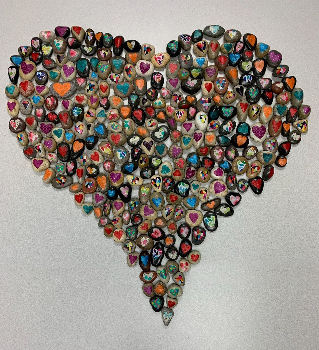 NetworkForHope_'s tweet photo. Love Rocks were inspired by Anna, 6, and Abigail, 11, who were hit and killed by a car in 2013. Abby gave the gifts of her organs and tissues. Their parents, Susan and Tom Robinson, wanted their daughters' legacies to live on in love and joy through the sharing of Love Rocks. https://t.co/ceFLUHgopj