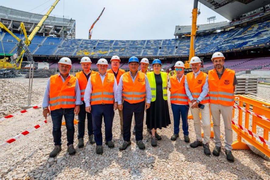 Laporta with some members of the board of directors on a visit to the renovation work at the Camp Nou