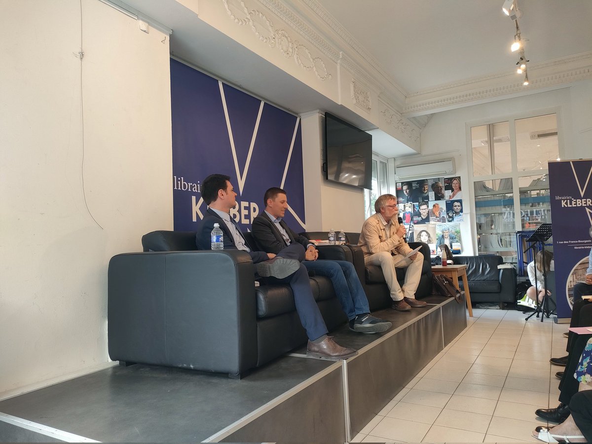 m_zitung's tweet photo. #MZitung est présent au débat entre @BenjaminMorel63 et @jp_atzenhoffer sur le #regionalisme
#LibrairieKleber https://t.co/NdGPBqLHaO