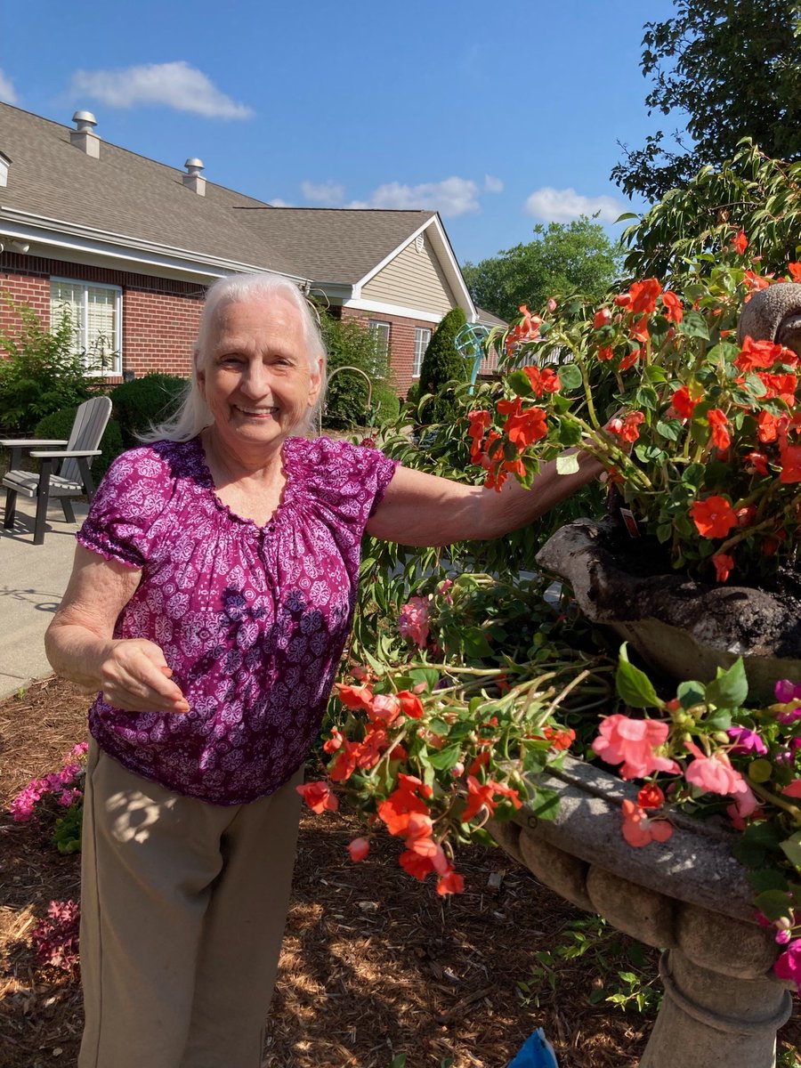 StCharlesHC's tweet photo. We ❤️ Garden Club! There’s something therapeutic about getting our hands in the soil, not to mention how beautiful the flowers make the campus look! 🌸🌷🌺
#whyitrilogy #campusincolor https://t.co/2dMM19rzrk