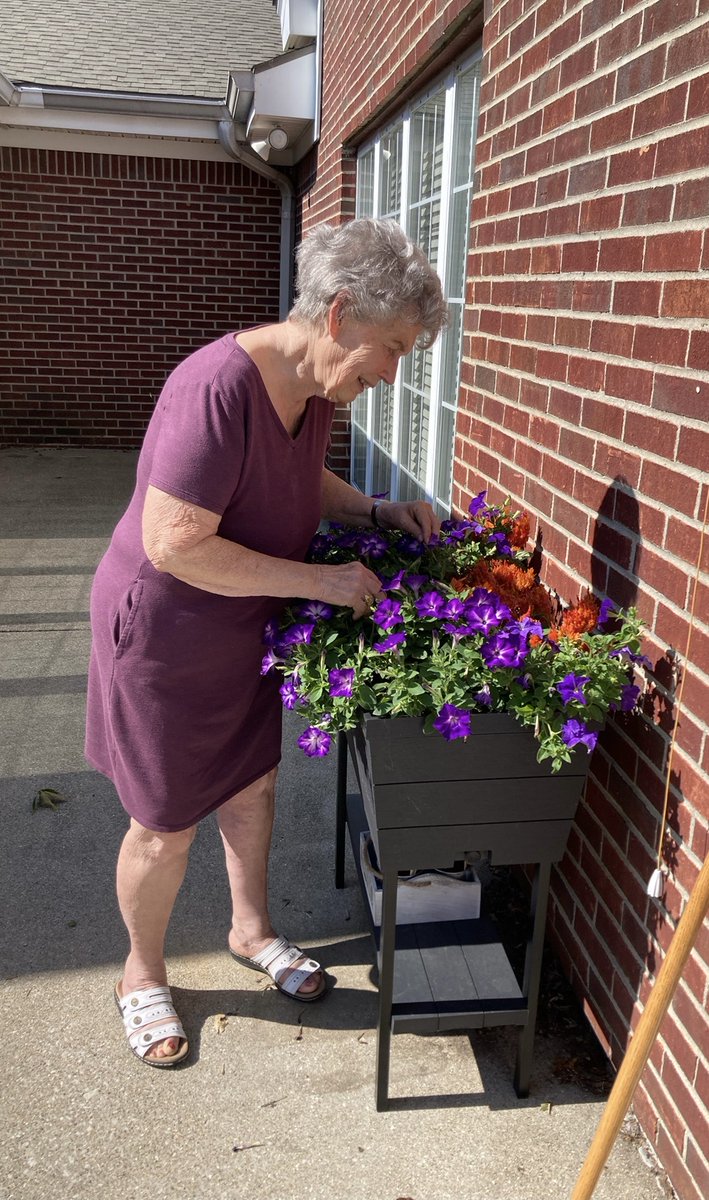StCharlesHC's tweet photo. We ❤️ Garden Club! There’s something therapeutic about getting our hands in the soil, not to mention how beautiful the flowers make the campus look! 🌸🌷🌺
#whyitrilogy #campusincolor https://t.co/2dMM19rzrk