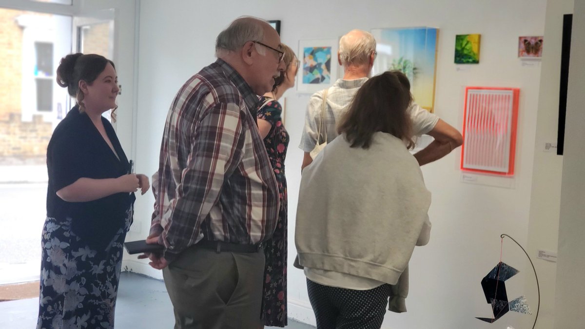 senojlas's tweet photo. Cat, from @BobCat_Gallery, in full flow at the Pushing Paper exhibition in Hampton Wick. Well worth a visit, 2 mins from the overground. 55 high St, Hampton Wick. #paper #exhibition #pushingpaper #gallery #hamptonwick #BobCat_Gallery https://t.co/MkVYhNUdxb