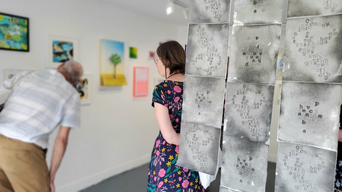 senojlas's tweet photo. Cat, from @BobCat_Gallery, in full flow at the Pushing Paper exhibition in Hampton Wick. Well worth a visit, 2 mins from the overground. 55 high St, Hampton Wick. #paper #exhibition #pushingpaper #gallery #hamptonwick #BobCat_Gallery https://t.co/MkVYhNUdxb